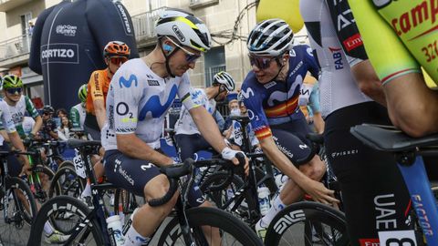 Carlos Canal, el ciclista natural de Xinzo, del Movistar Team, fue arropado por el apoyo de la gente de la zona