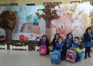 A la puerta del centro se cre� un bosque con material de reciclaje.