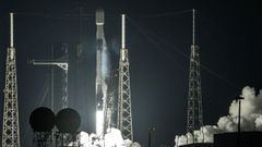 Un cohete Falcon 9 de SpaceX despega en Cabo Ca�averal