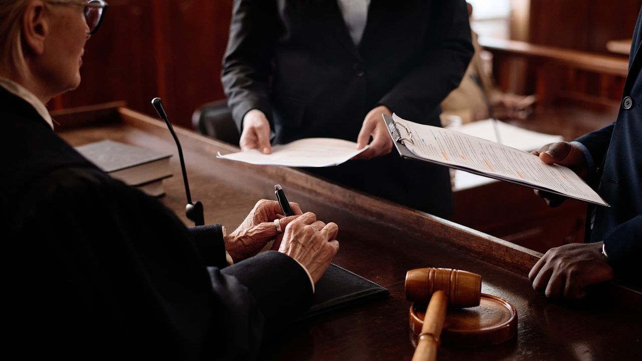 Investigan a un abogado por presuntamente citar sentencias «inexistentes» generadas por IA en un recurso por agresión sexual