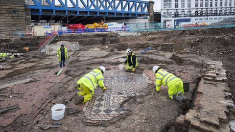 Expertos del Museo Arqueol�gico de Londres (MOLA) limpian un mosaico romano hallado durante unas obras en la capital brit�nica