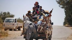 Los civiles abandonan las zonas bombardeadas