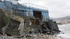 El mar abri un boquete bajo la terraza de un restaurante de Barreiros en la playa de Altar, destroz accesos y desmont grandes piedras de la escollera