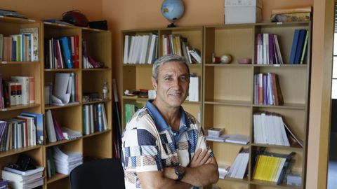 El profesor se jubila despu�s de 21 a�os impartiendo clases de Geograf�a e Historia en el centro lucense