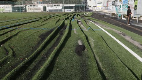 Destrozos en el campo de futbol de Pontecaldelas.