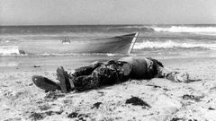 Muerte en una playa de Cadiz. El cuerpo de Nador, un joven marroqu� de 23 a�os, apareci� en la playa gaditana de los Lances el 1 de noviembre de 1988. Ven�a en una patera desde T�nger, en Marruecos