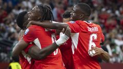 Los jugadores suizos celebran la victoria ante Argelia