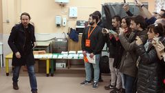 Pablo Iglesias ejerciendo su derecho al voto en Galapagar