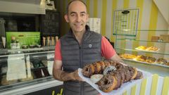 Rub�n Rodr�guez muestra los cronuts, una mezcla entre cruas�n y d�nuts con la que triunfa en Pontevedra