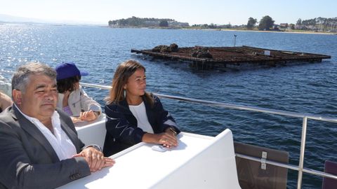 La conselleira do Mar, Marta Villaverde, y el presidente de Creaga, Francisco L&oacute;pez, durante la visita