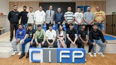 Los alumnos del segundo curso del ciclo superior de Eficiencia Enerx�tica junto al director del CIFP As Mercedes, Joaqu�n Exp�sito, y el director de Aenor en Galicia, Jos� Enrique Rodr�guez Coello, posando en el sal�n de actos del centro.