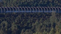 Un tren circulando por el falso t�nel construido en las inmediaciones de la mina de Serrabal