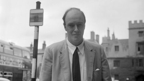 Ocho inditos. La nueva edicin de cuentos de Dahl, retratado en agosto de 1965, contiene ocho relatos inditos en espaol.