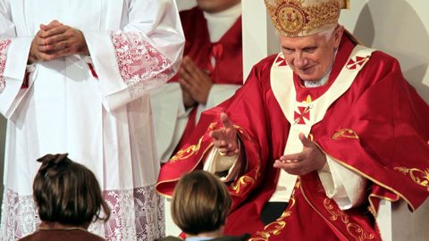 El papa Benedicto XVI durante la misa que ofici en la plaza del Obradoiro.