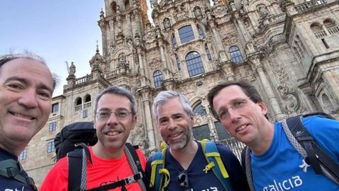 El alcalde madrileo (a la derecha de la imagen) en la foto que ha subido a Instagram este martes antes de echar a andar en direccin a la Costa da Morte junto a sus amigos y compaeros de peregrinacin.