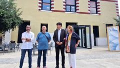 El consejero de Ciencia, Borja S�nchez, durante su visita al centro de empresas de La Curtidora junto con la alcaldesa del concejo, Mariv� Monteser�n.