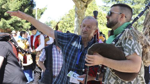 Manolo Viqueira, hijo del Gaiteiro de Vilaverde, durante la actuaci�n colectiva