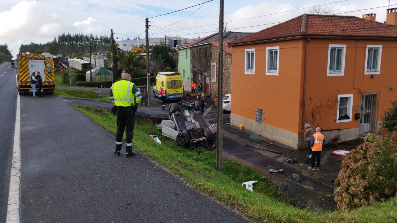 Dos heridos leves tras volcar un coche y chocar contra un poste de luz en la N-6, en Aranga