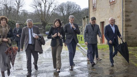 La conselleira de Vivenda, Mar&iacute;a Mart&iacute;nez Allegue; el presidente de la Xunta, Alfonso Rueda, y Diego V&aacute;zquez Reino, presidente de la Fundaci&oacute;n Laboral de la Construcci&oacute;n de Galicia, donde se celebr&oacute; el acto.