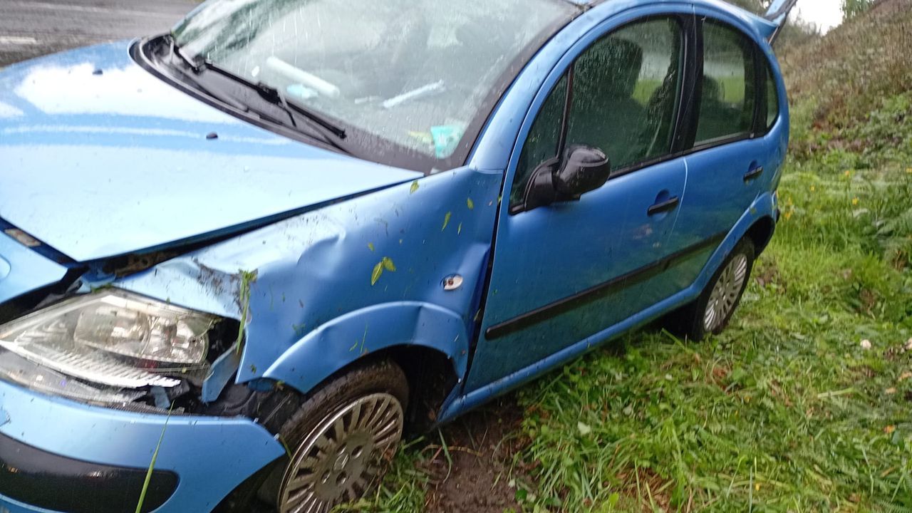 Evacúan al hospital de Burela a una conductora herida en una salida de vía en la N-634 en Barreiros