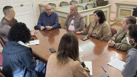 Reuni�n de alcaldes, ediles, mariscadoras y representantes del p�sito, ayer en el consistorio de Cedeira