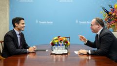 El explorador de coalicin Wouter Koolmees (derecha) recibe al lder del partido D66, Rob Jetten, para una reunin en La Haya, Pases Bajos, el 5 de noviembre de 2025.