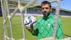 Joselu, con el bal�n de Barreiro firmado por sus compa�eros