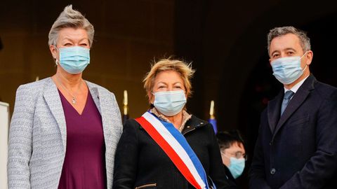 La responsable de Interior de la Comisi�n Europea, la alcaldesa de Calais y el ministro de Interior de Francia, a su llegada la reuni�n