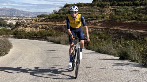 El Padron�s Cortizo incorpora a Jos� Mar�a Pina, joven talento con el que apuntala su plantilla para el 2026.