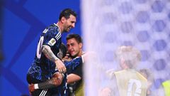 Messi, elevado por sus compa�eros tras la remontada ante Inglaterra.