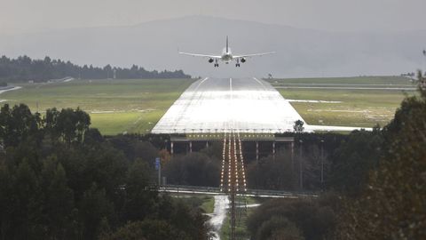 Un vuelo despegando del aeropuerto de Lavacolla, en Santiago