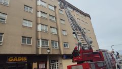 El desprendimiento de una cornisa alerta a vecinos de Sada.