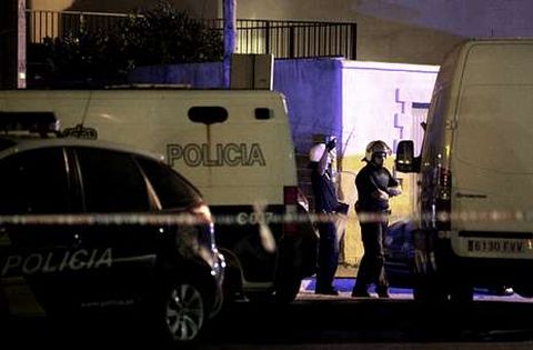 Registro policial en la casa de La L�nea, donde los agentes localizaron material explosivo.