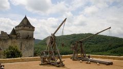 Recreaci�n de dos trabuquetes en el castillo de Castelnaud, en Francia