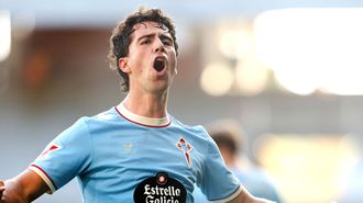 Hugo Gonz�lez celebra el gol que abri� el marcador en el Celta-Racing de Santander.