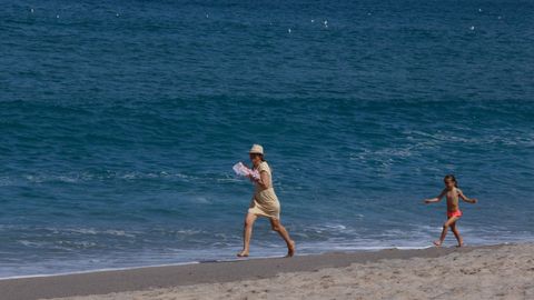 Disfrutando del sol en el paseo mar�timo y en las playas en A Coru�a