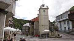 Se vende la casa a la izquierda de la iglesia, una de las m�s especiales del n�cleo por su gran galer�a con cristalera y por estar ubicada en el centro. El precio es de 90.000 euros