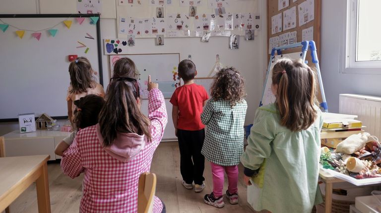 Alba es la responsable de esta escuela unitaria desde el 2020. En la imagen, con sus seis alumnos