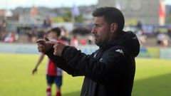 Gonza, el entrenador del Arousa, destaca la importancia del apoyo masivo de su afici&oacute;n frente al Compostela.