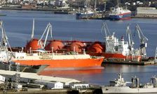 Un buque gasero reparando en Navantia, t�pica obra civil del astillero.