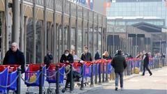 Colas en un supermercado de Assago, en Mil�n