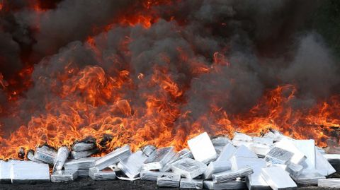 Quema de un alijo de droga 