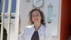 Vanessa Gonz�lez Jorge, na porta principal do seu instituto, o Lama das Quendas de Chantada