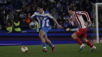 No� Carrillo conduciendo el bal�n ante la presi�n de Pablo Barrios