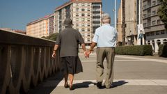 Una pareja pasea por A Corua.