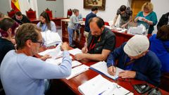 Recuento electoral en las mesas situadas en la casa consistorial de Noia.
