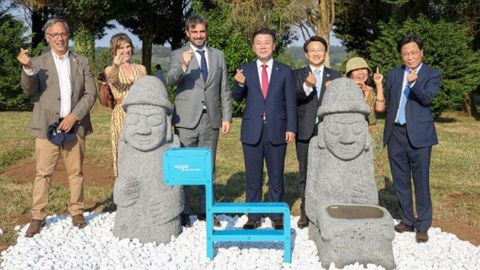 El conselleiro de Presidencia, Diego Calvo; y la directora xeral de Turismo, Nava Castro; inaugurando junto a una delegación de la isla surcoreana de Jeju, los Dol Hareubang, que pueden verse en el Monte do Gozo desde el 12 de julio de 2022.