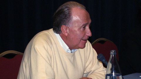 Manuel Torreiglesias durante un ciclo de conferencias en Ferrol en el ao 2003
