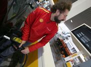 Juan Betanzos, que trabaja en Ribeira, afirma que los clientes comentan la reducci�n. 