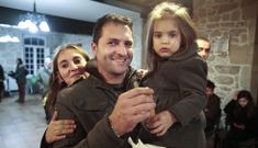 El centro Vista Alegre, en A Bandeira, acogi� una chocolatada tras el desfile de Pap� Noel. 